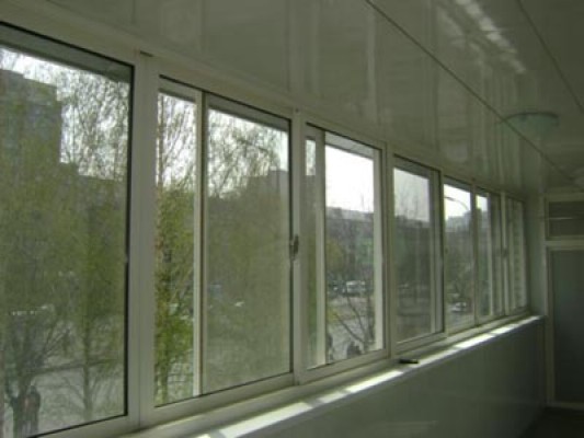 Раздвижные алюминиевые окна на балкон и лоджию